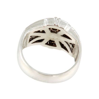 Anillo TRITON centro roseta y brazo con brillantes en oro blanco de 18 ktes