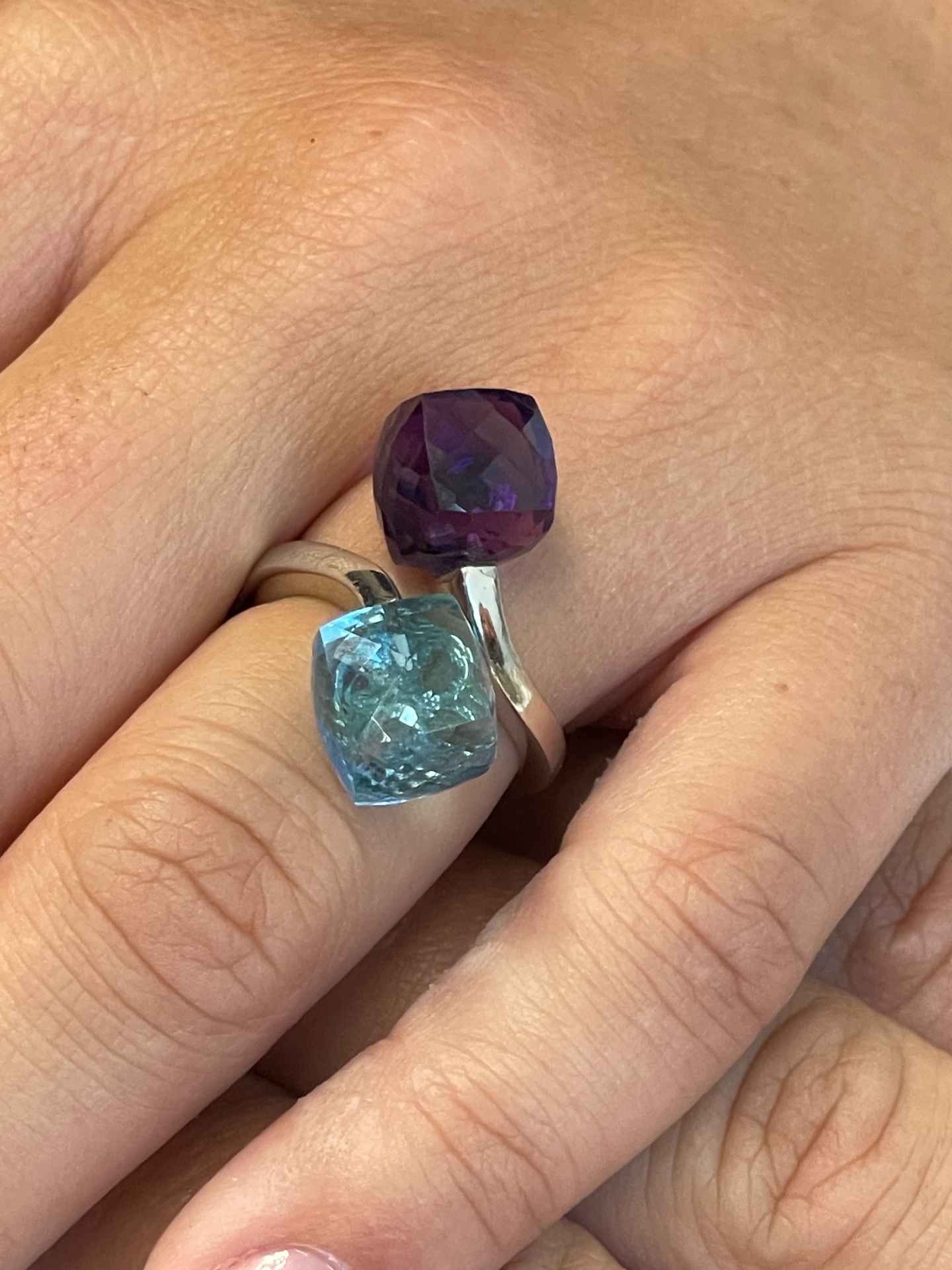 Anillo LANGREO tu y yo en amatista y cuarzo azul  en oro blanco de 18 ktes.