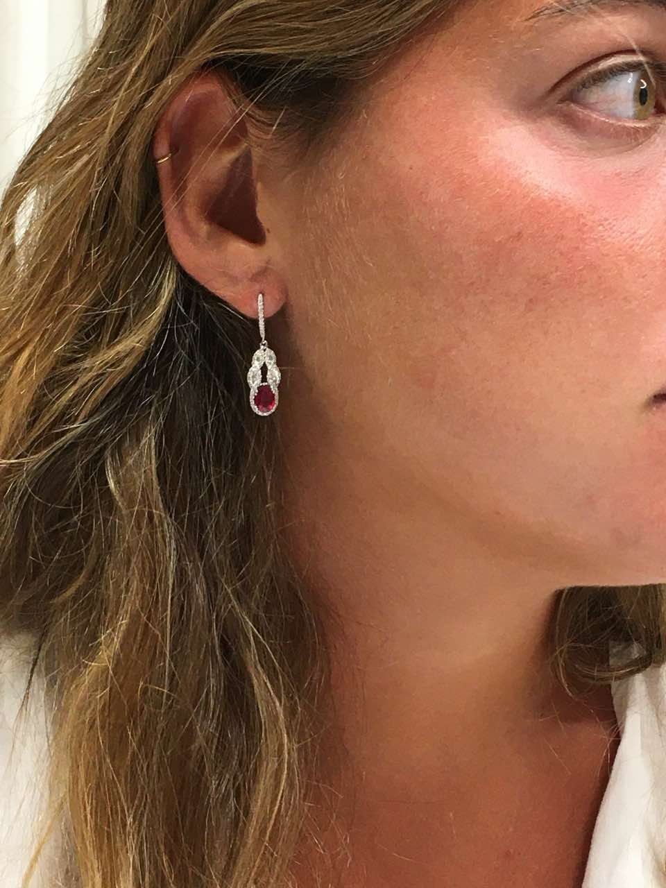 Pendientes largos OZLEM en oro blanco con brillantes, baguette y rubí - Roman Joyero