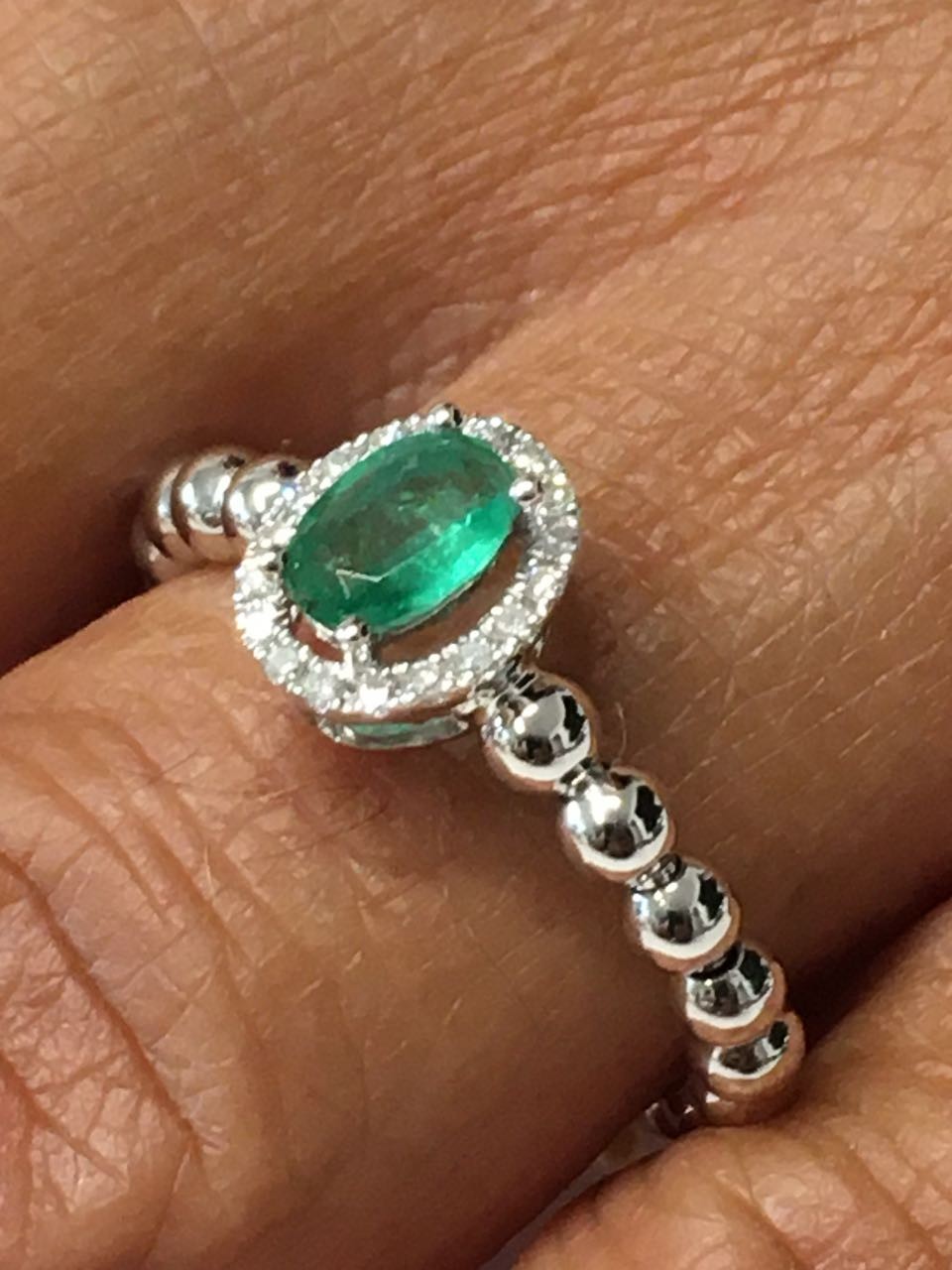 Anillo SAHNAZ de oro blanco con brillantes y esmeralda, rubí o zafiro