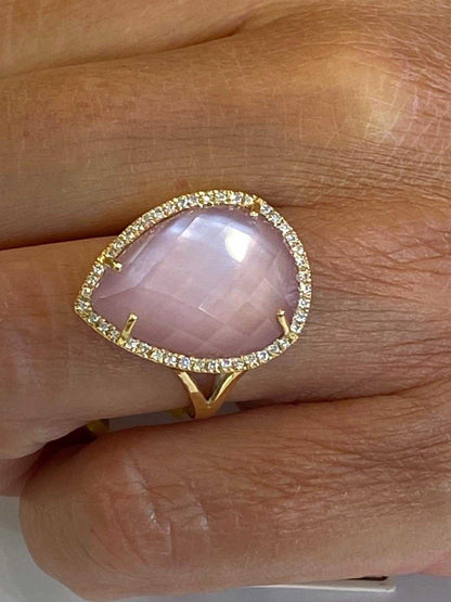 SASSARI, Anillo de oro y diamantes con cuarzo rosa.
