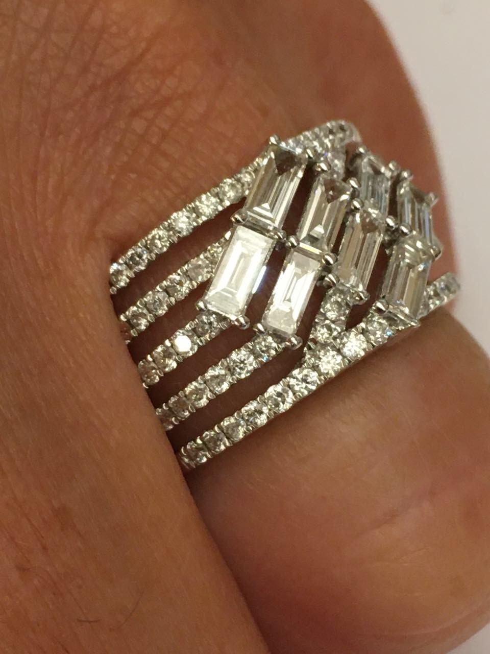 ANEMONA, anillo de oro blanco y diamantes
