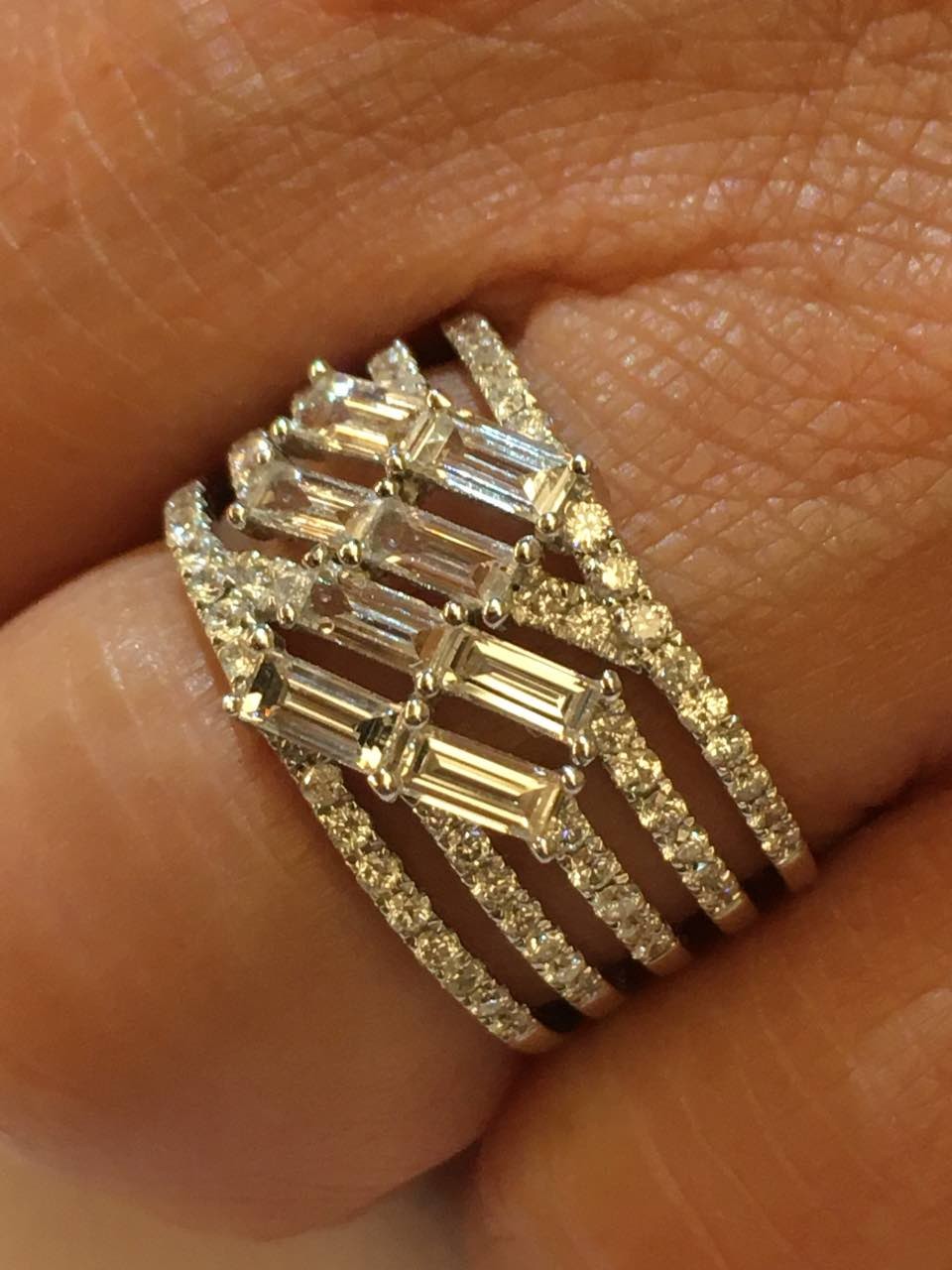 ANEMONA, anillo de oro blanco y diamantes