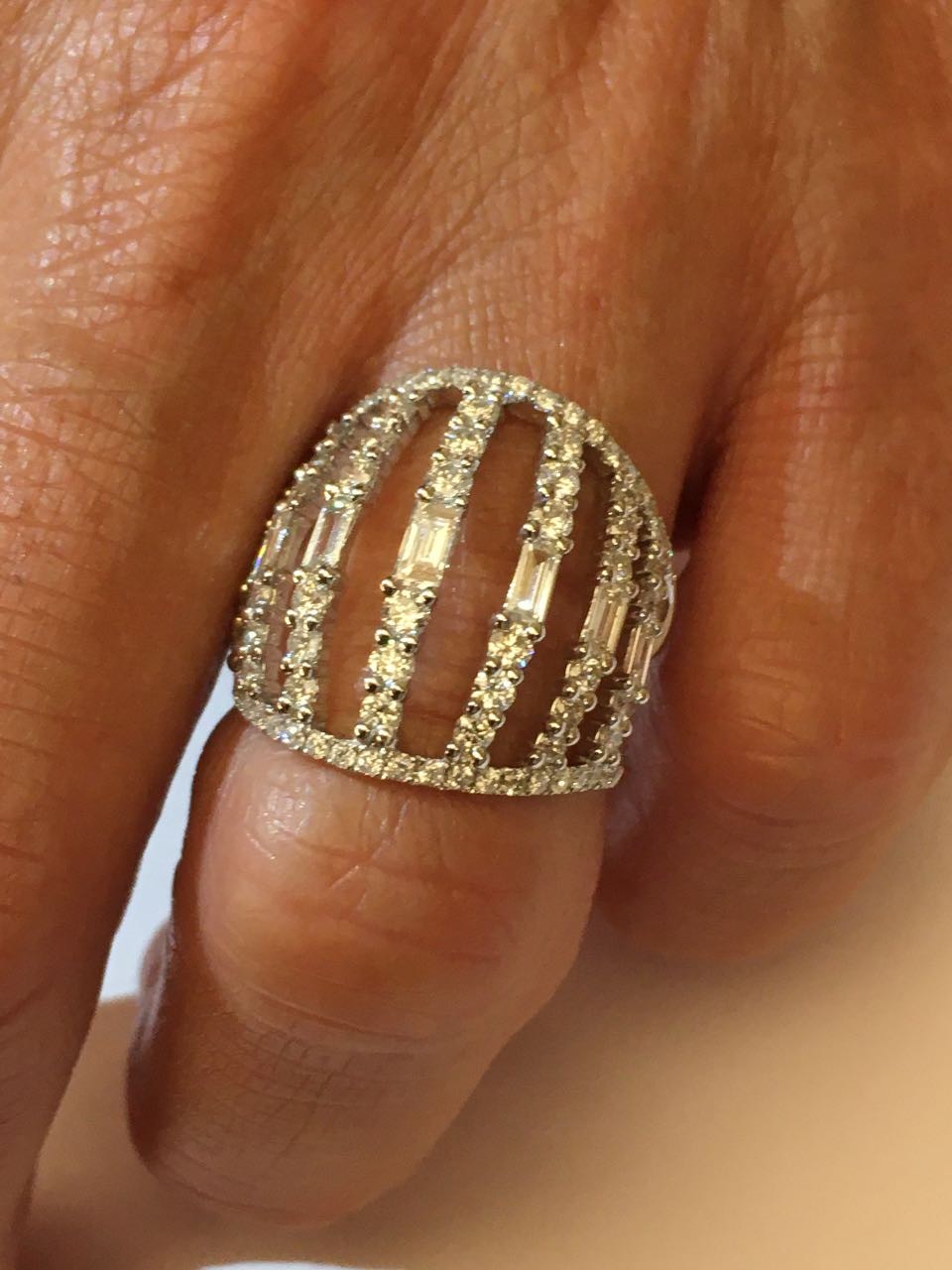 ANTILAF, anillo de oro blanco con diamantes - Roman Joyero