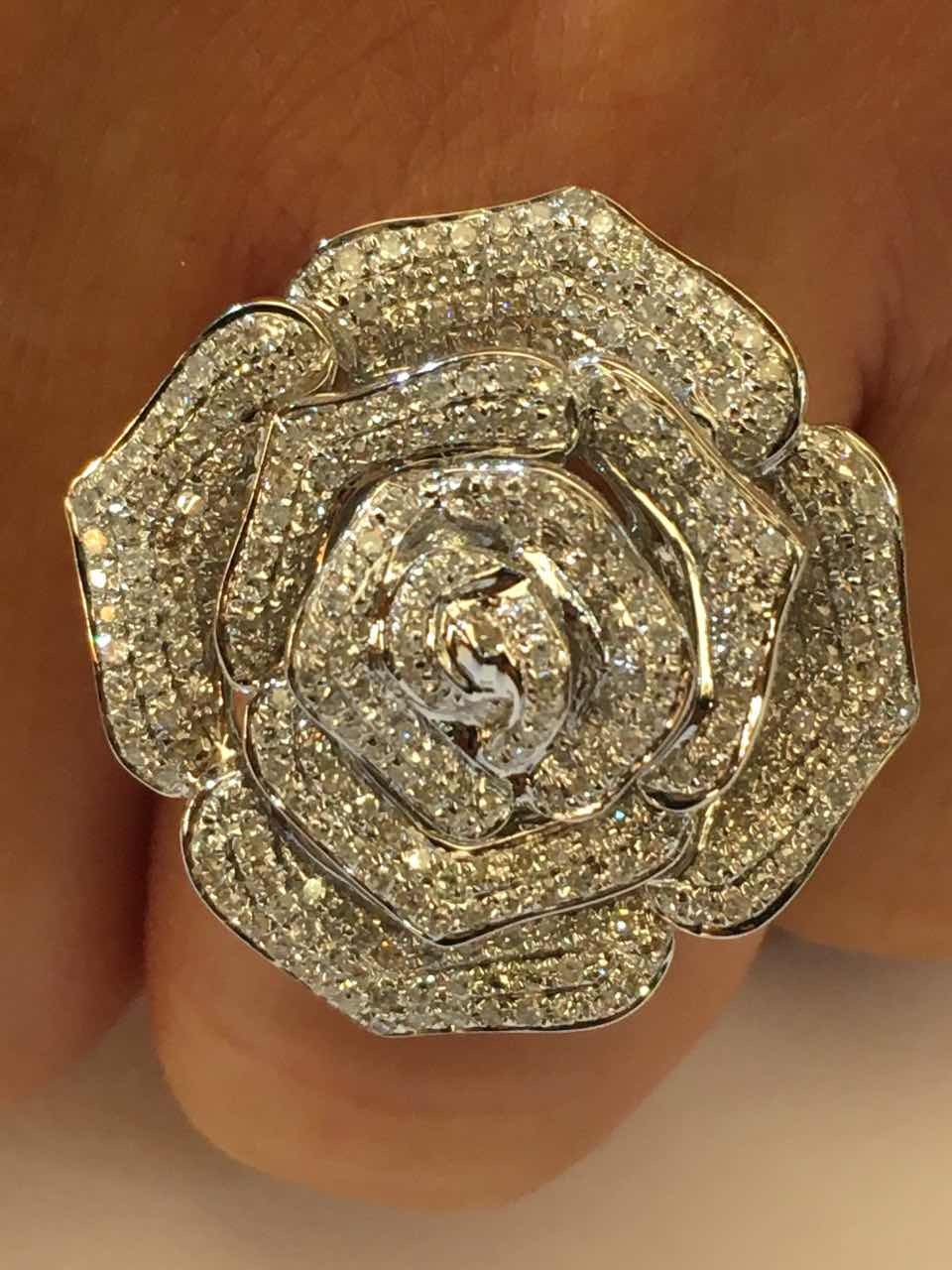 PRAIANO, anillo de oro con diamantes y rosa.