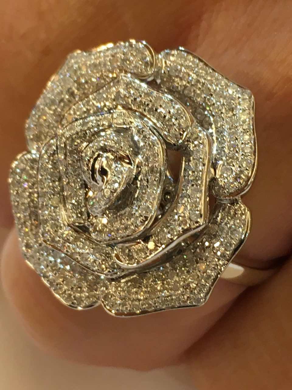 PRAIANO, anillo de oro con diamantes y rosa.
