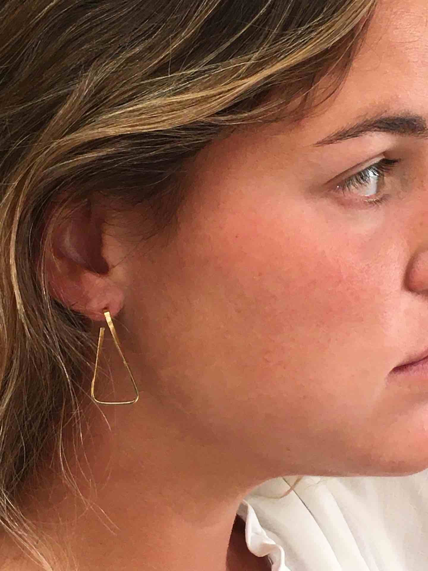 Pendientes EROL de oro amarillo liso modernos en 18 kilates - Roman Joyero