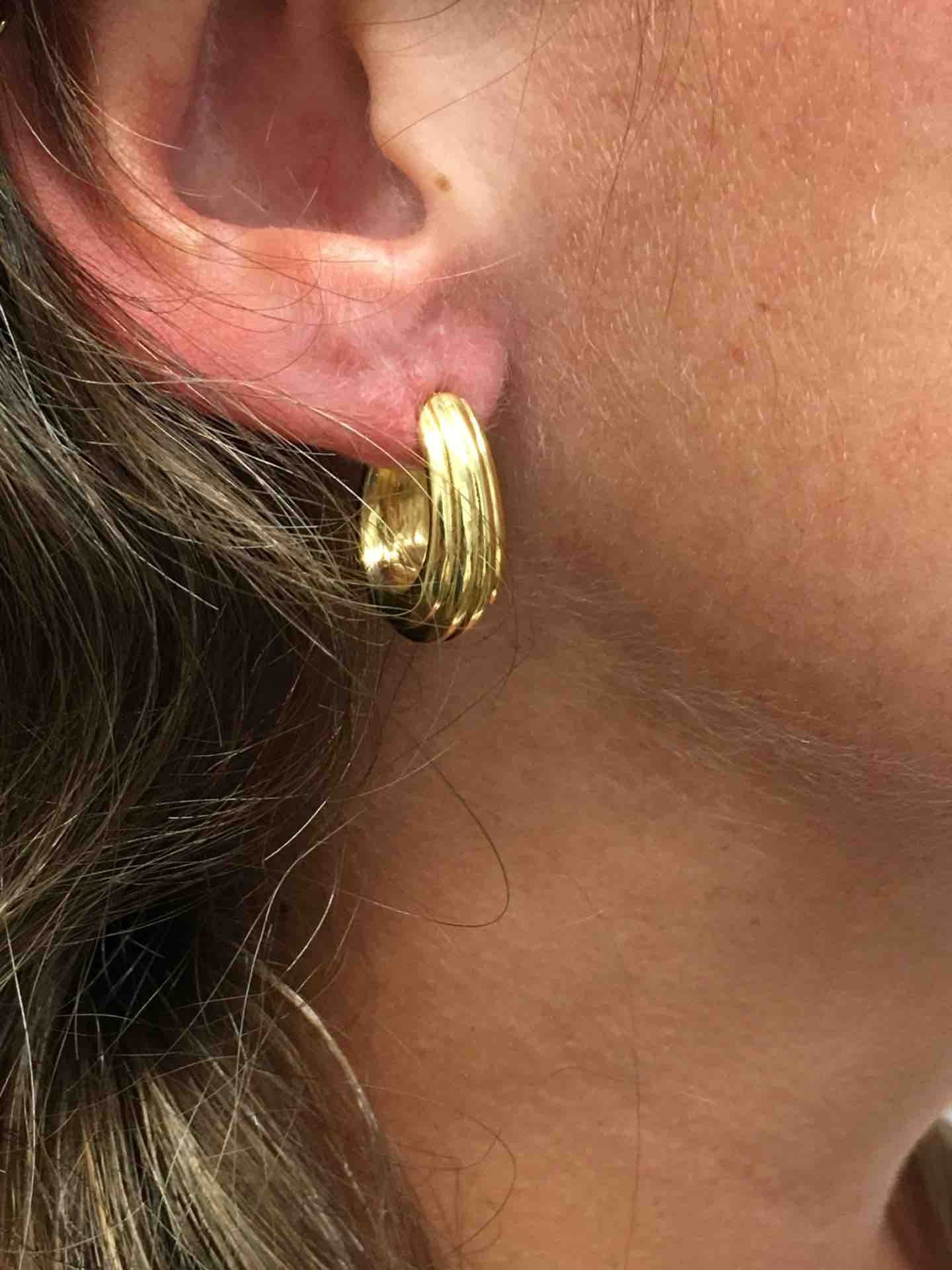 Pendientes de aros DURUM en oro amarillo  18 kts con volumen. - Roman Joyero