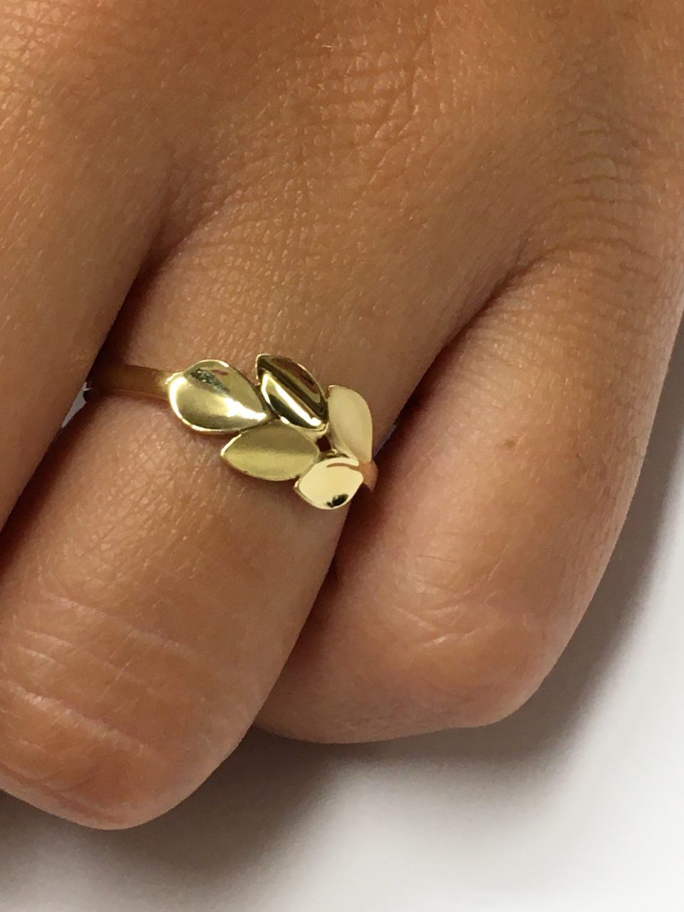 Anillo MELIKE en oro amarillo 18 ktes con hojas mate y brillo - Roman Joyero