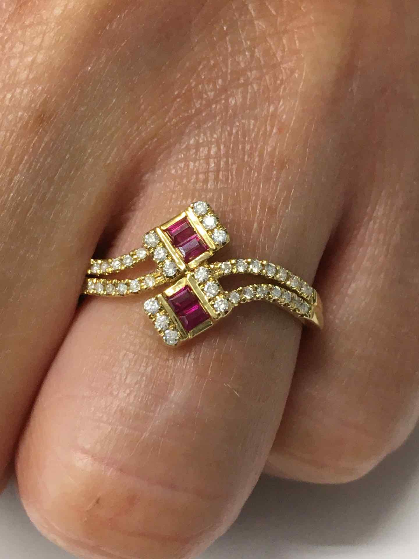 Anillo TURAN en oro amarillo de 18 kts con brillantes y rubies - Roman Joyero