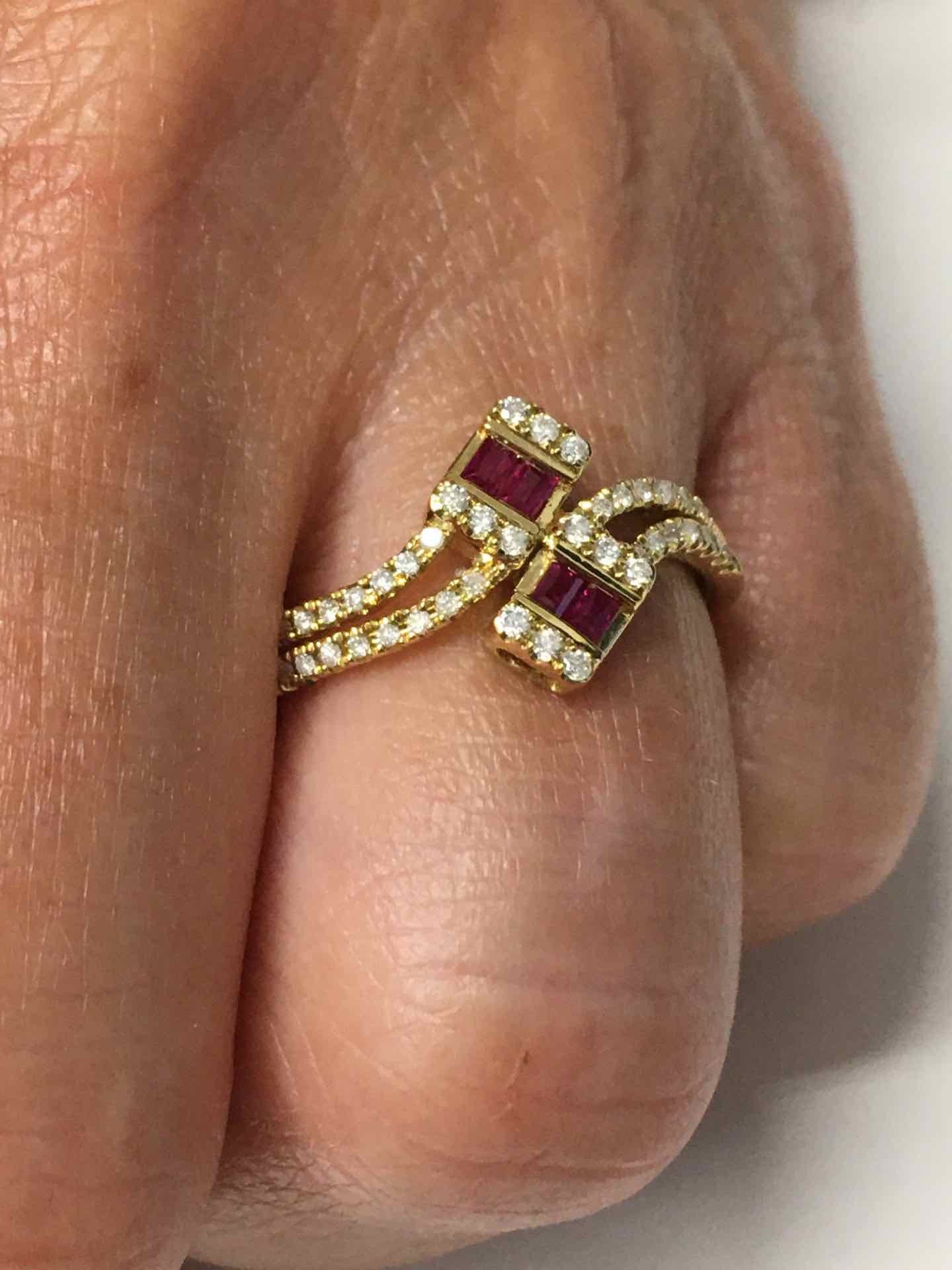 Anillo TURAN en oro amarillo de 18 kts con brillantes y rubies - Roman Joyero