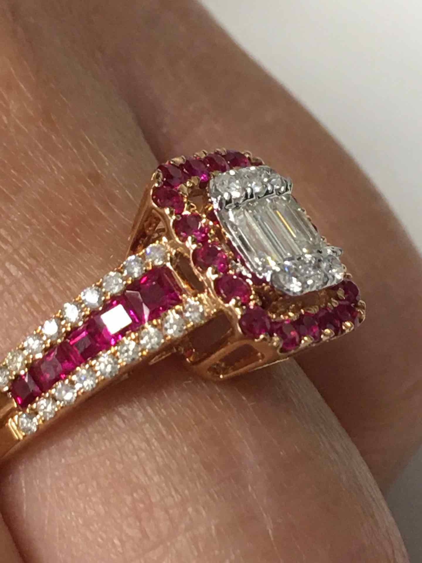 Anillo SERVAT en oro rosa con brillantes, baguettes y rubies - Roman Joyero