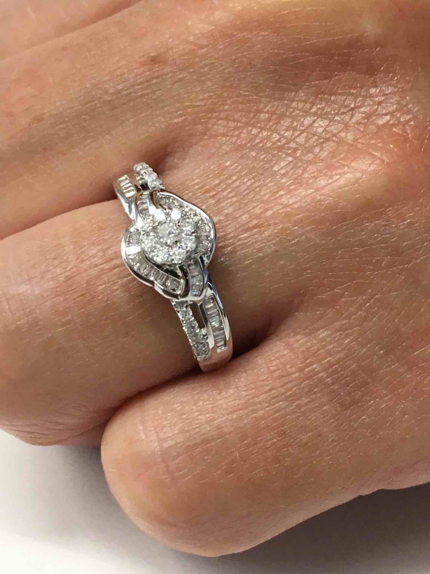 Anillo ISKENDER en oro blanco de 18 kts con brillantes y taipes - Roman Joyero