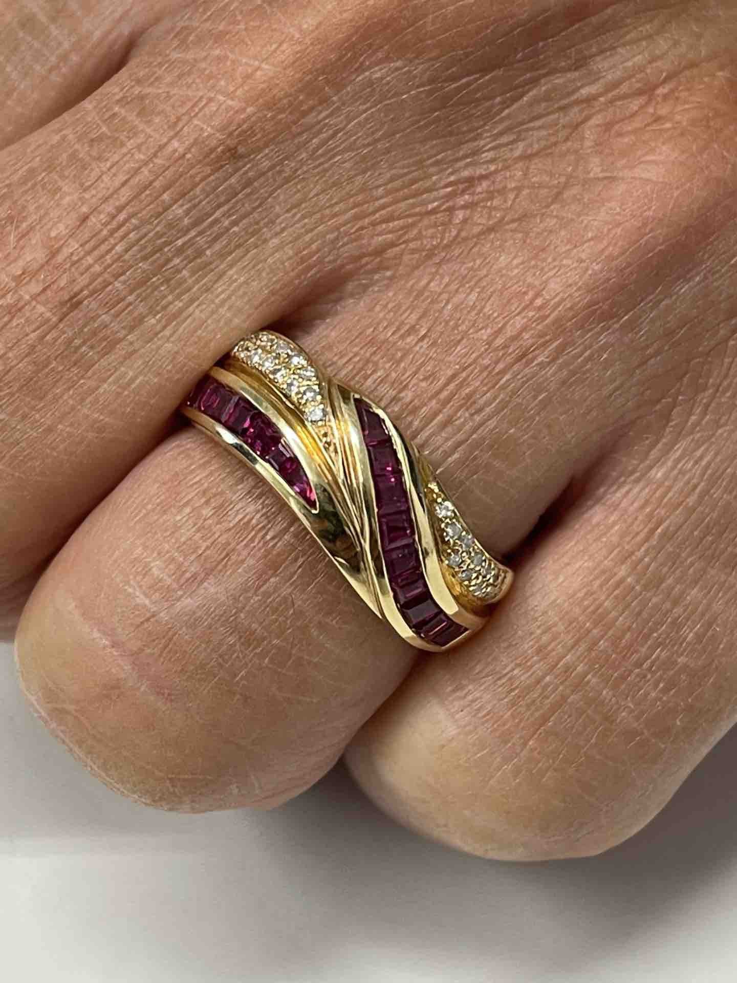 ALYA anillo oro amarillo de 18 kts brillantes y rubíes