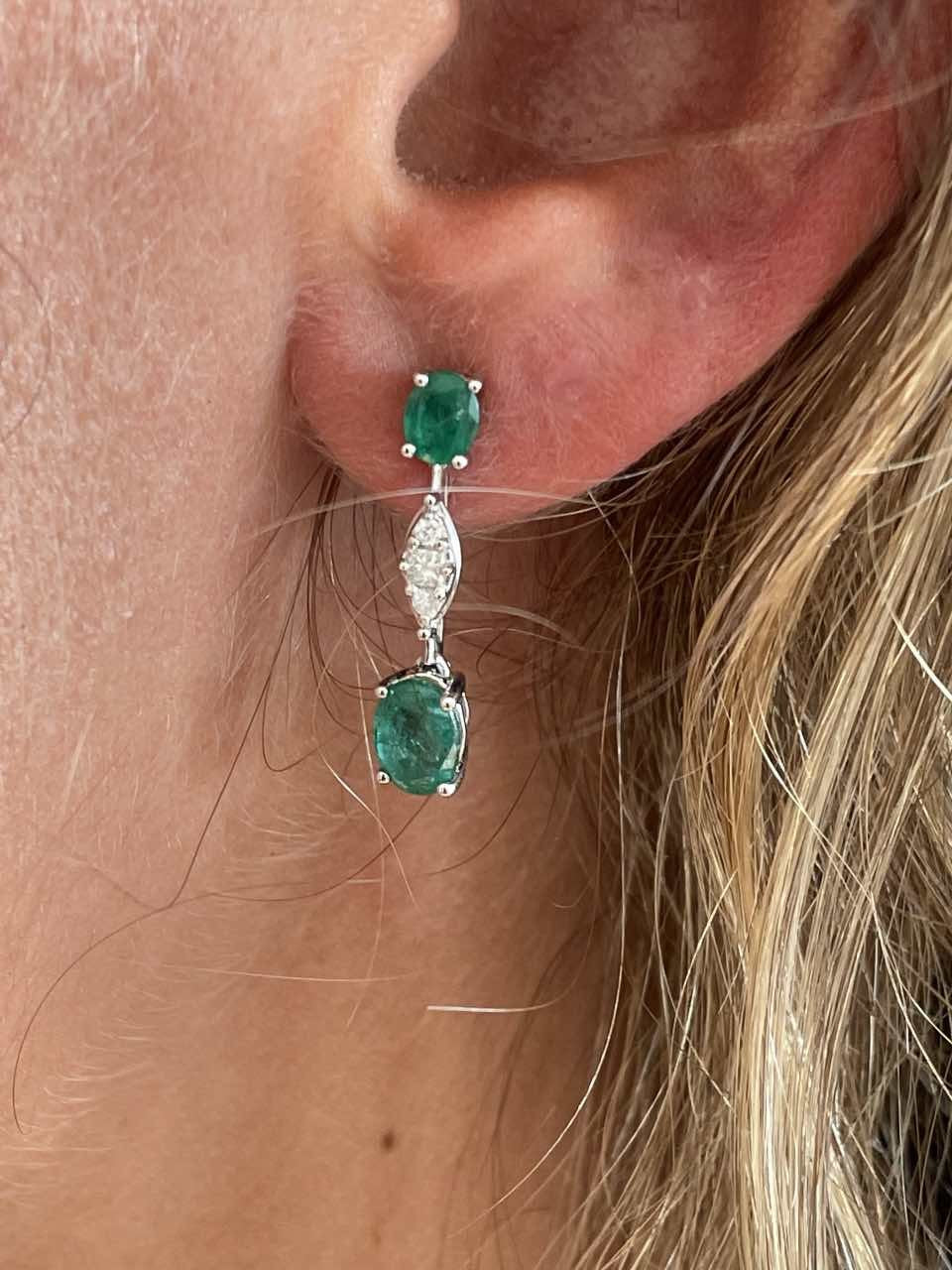 Pendientes SEVDA de oro blanco con diamantes y zafiros en 2 tallas