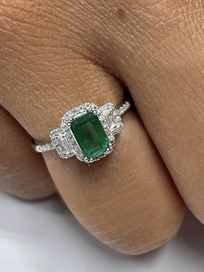 Anillo SABRIYE de oro blanco con brillantes, baguettes y esmeralda - Roman Joyero