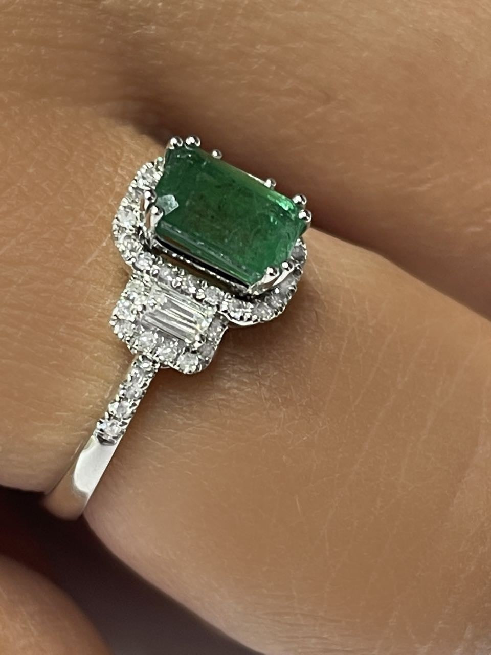 Anillo SABRIYE de oro blanco con brillantes, baguettes y esmeralda - Roman Joyero