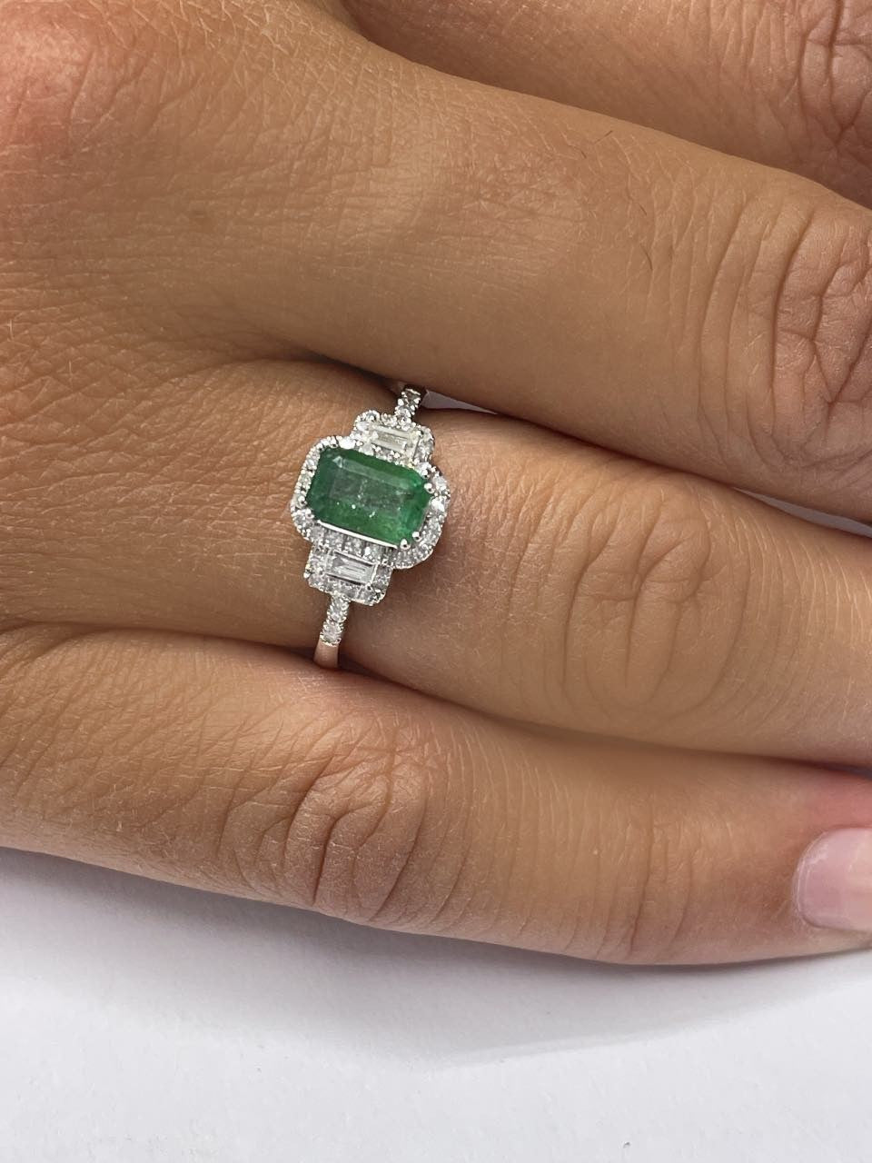 Anillo SABRIYE de oro blanco con brillantes, baguettes y esmeralda - Roman Joyero