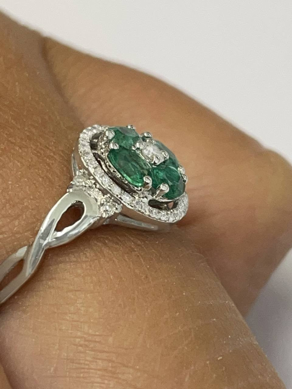 Anillo DOLKUN en oro blanco de 18 ktes con esmeraldas y brillantes