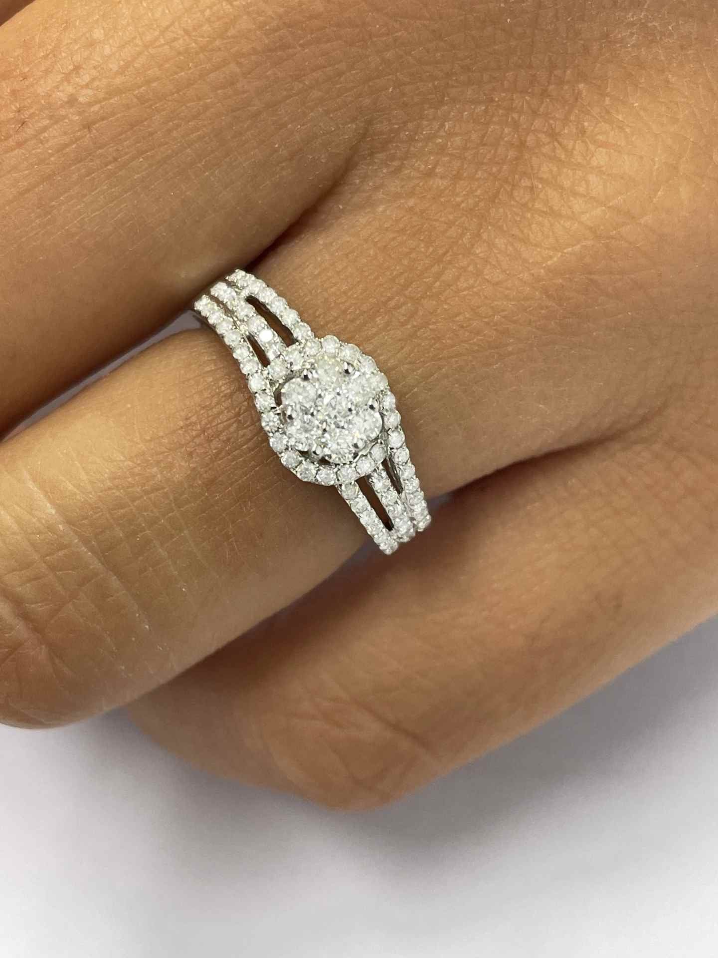 Anillo roseta de brillantes CAGUAS en oro blanco 18 kilates