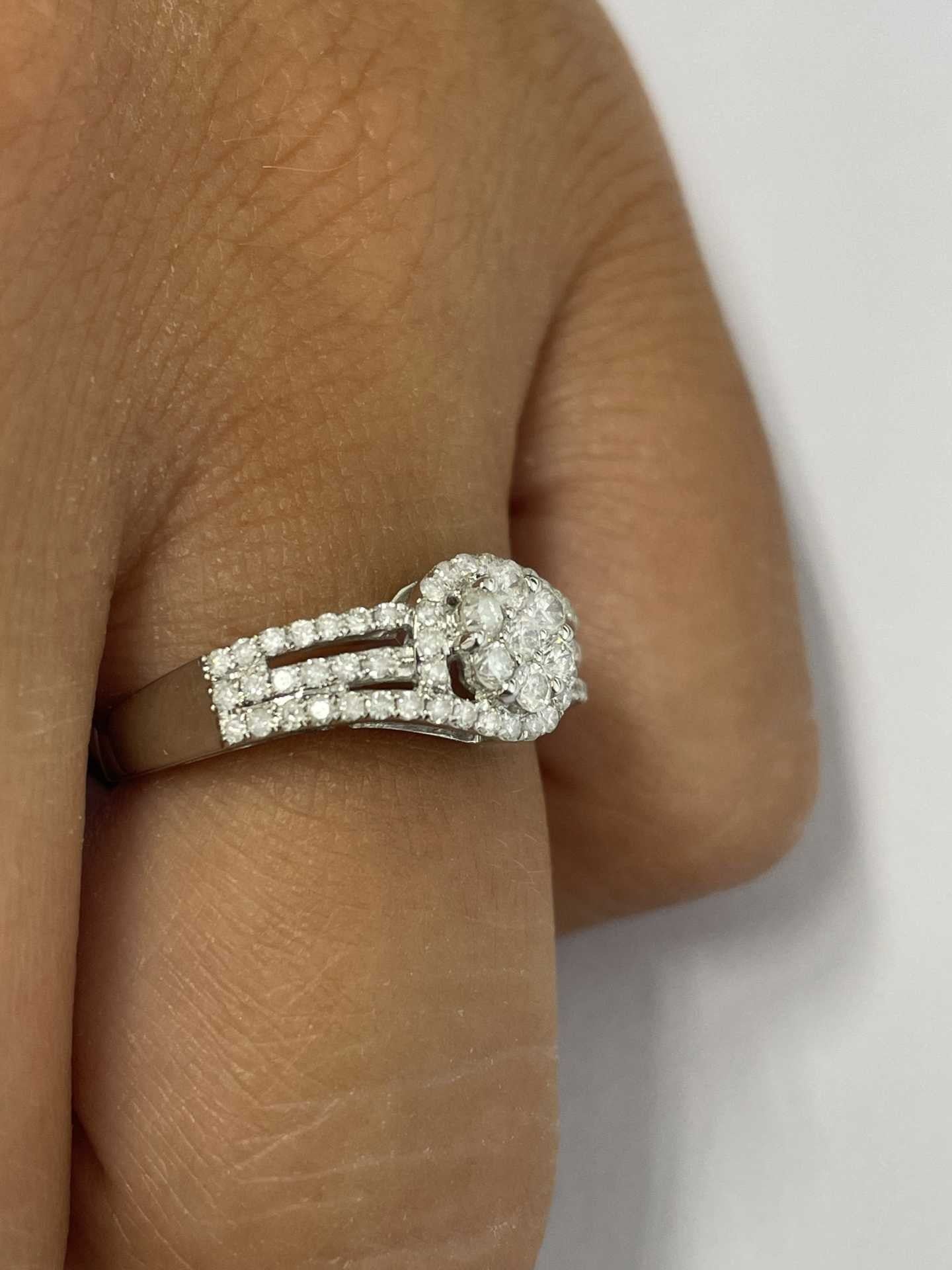 Anillo roseta de brillantes CAGUAS en oro blanco 18 kilates