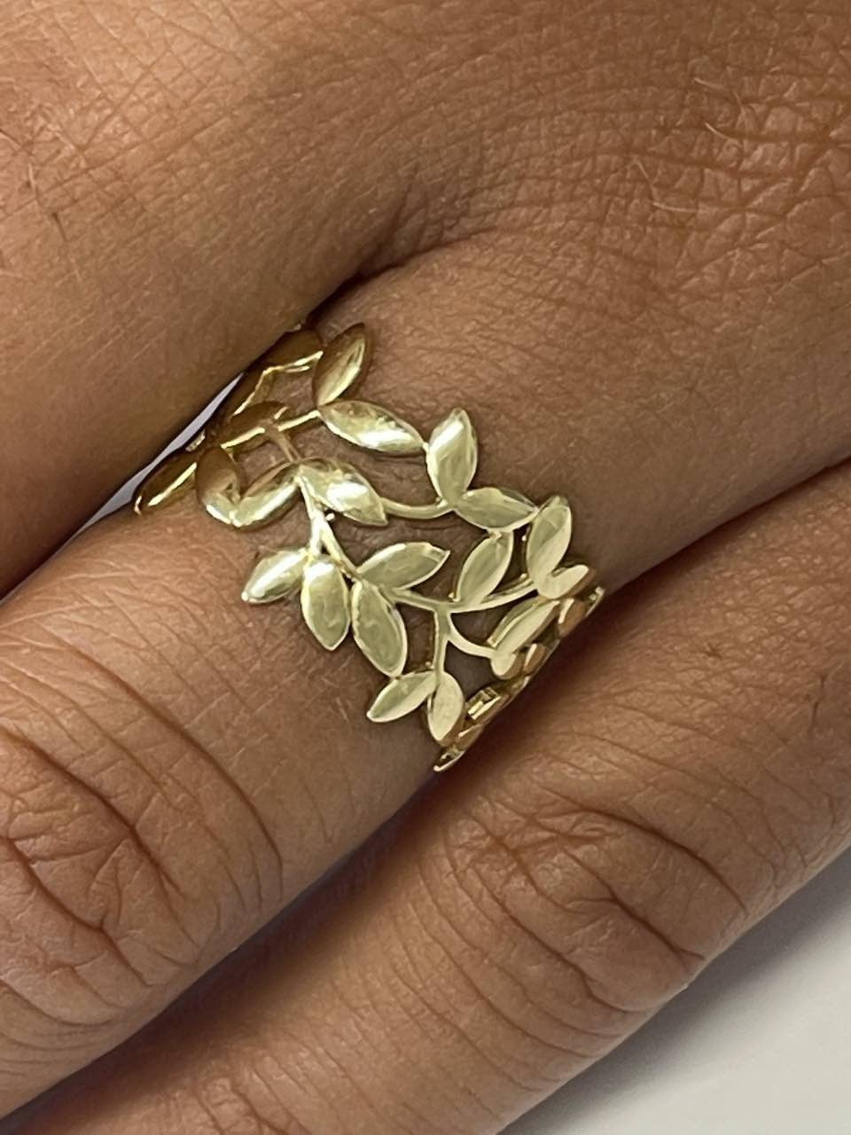BRESCIA anillo de oro amarillo 18 kilates con motivos hojas - Roman Joyero