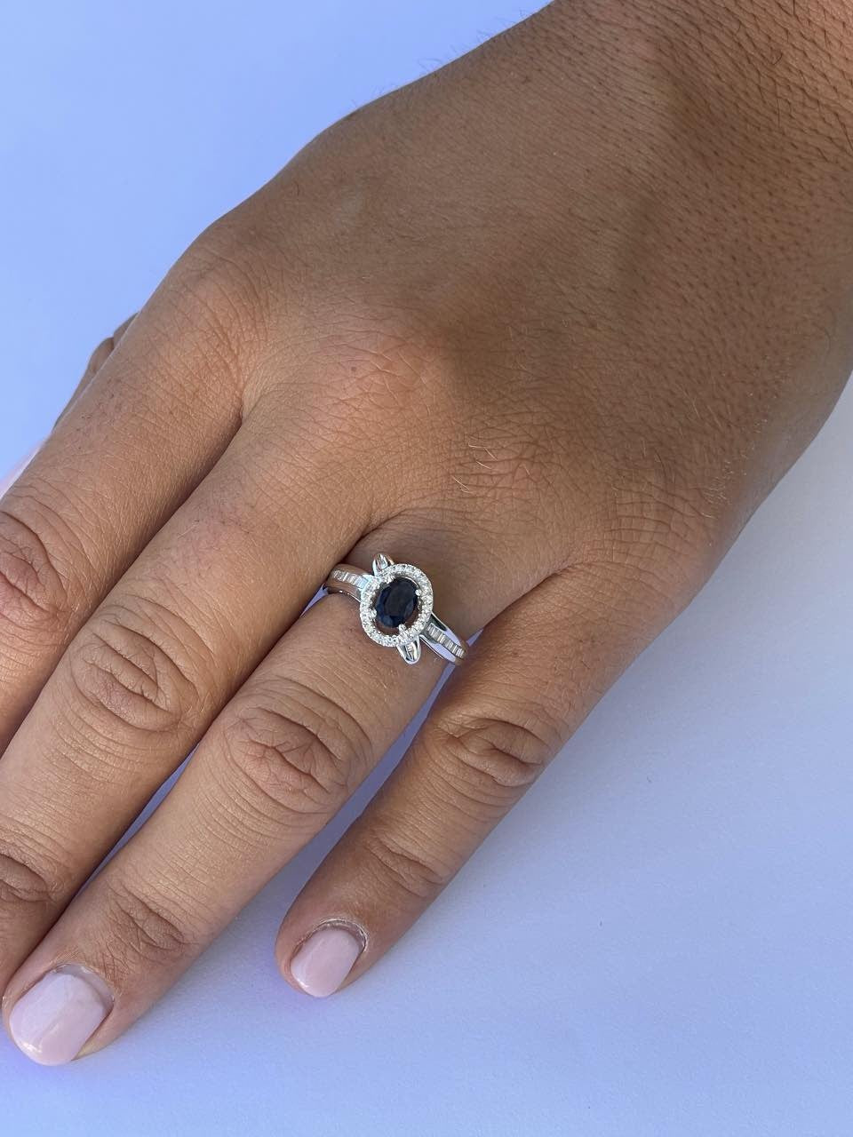 SANTORINI anillo con zafiro brillantes y baguettes en oro blanco 18 k - Roman Joyero