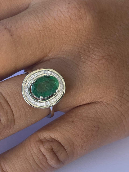 VALS anillo oro 18k de esmeralda rodeadas de taipes de brillantes