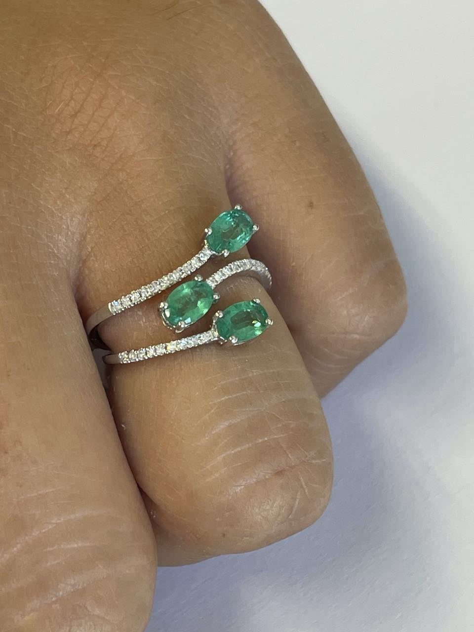 Anillo SANEM de oro blanco de 18 kilates con 3 zafiros y brillantes