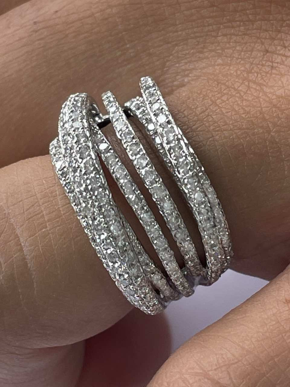 GROTTA, anillo de oro con varios aros de diamantes.