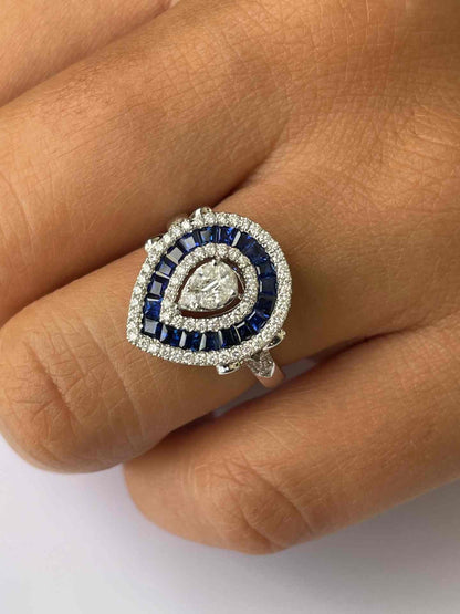 CATARSIS anillo forma pera en oro blanco brillantes y zafiros