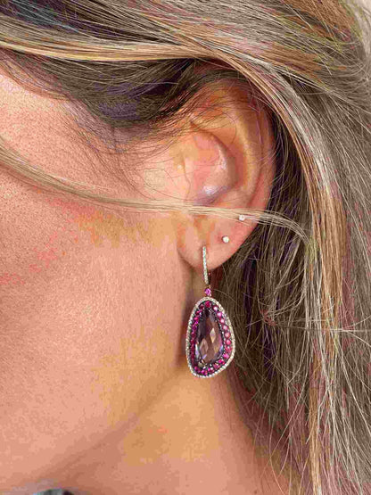 Pendientes largos de oro rosa con piedras irregulares