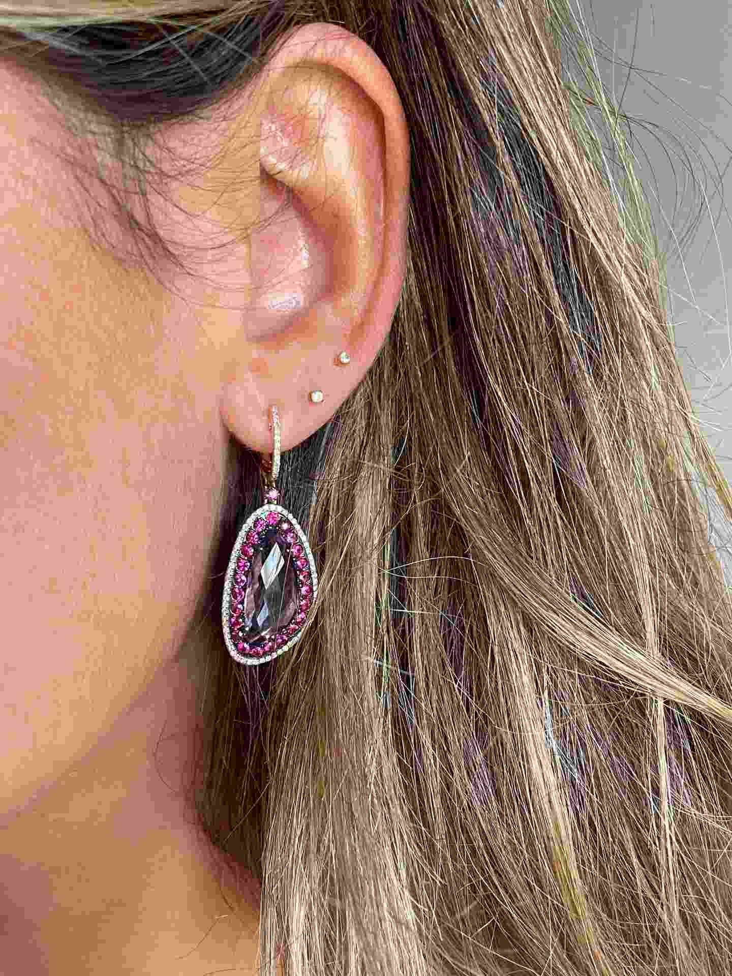 Pendientes largos de oro rosa con piedras irregulares