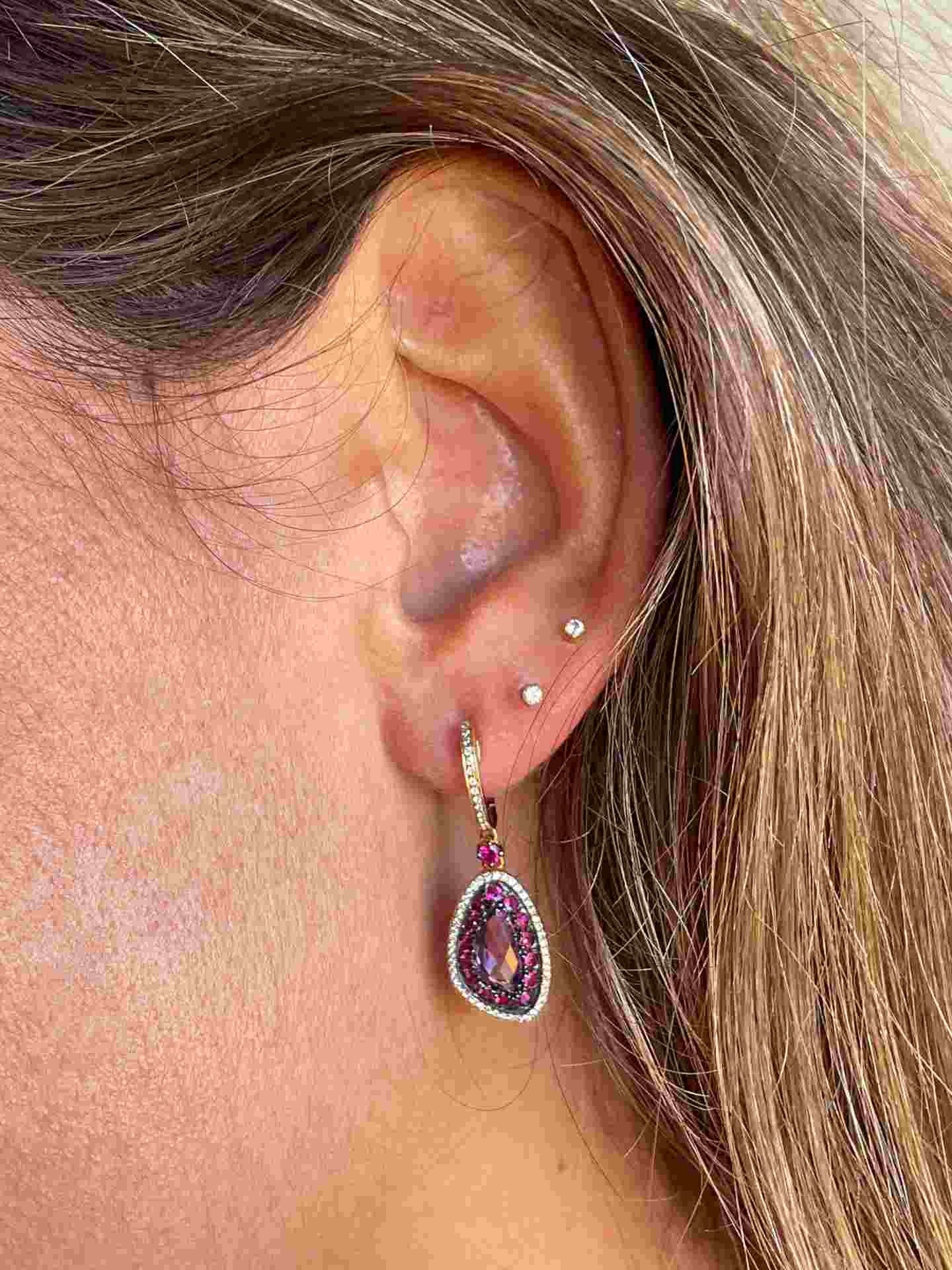 Pendientes largos de oro rosa con piedras irregulares