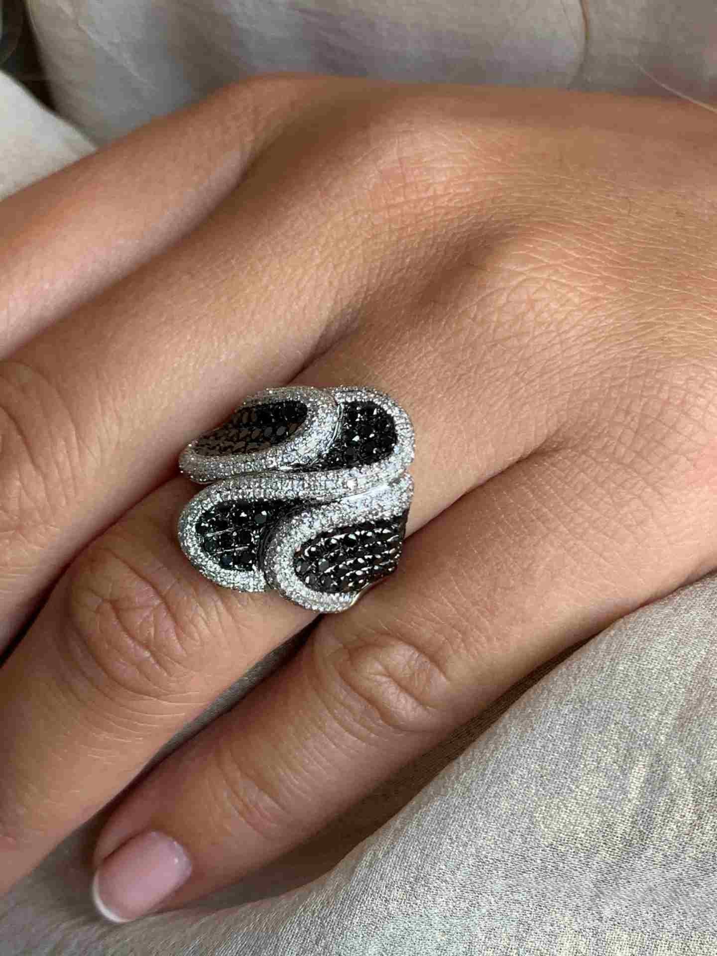 BARUMINI, anillo de oro y diamantes blancos y negros - Roman Joyero