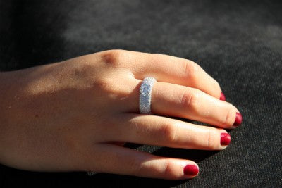 OLGA, anillo de plata ancho con circonitas - Roman Joyero