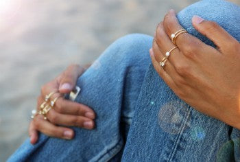 Anillo fino de plata con baño de oro, gallones y perla blanca - Roman Joyero