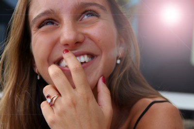 Pendientes de oro amarillo de media argolla con diamantes