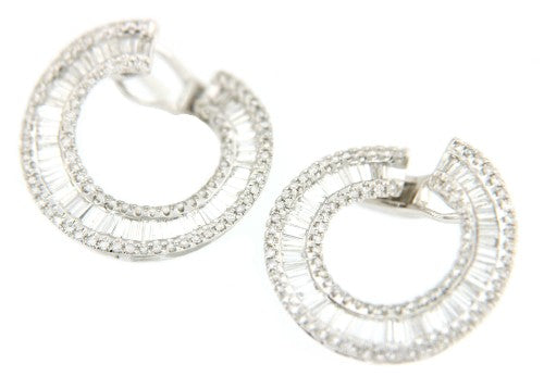 Argollas de oro blanco con diamantes en varias tallas.