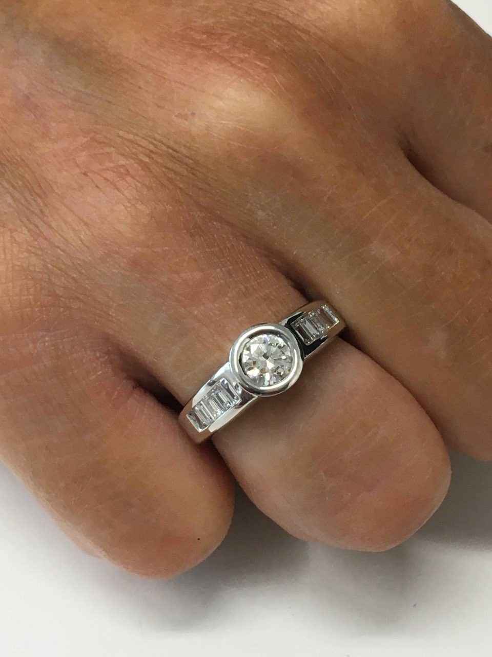 CLANDESTINO, anillo de compromiso en oro blanco - Roman Joyero