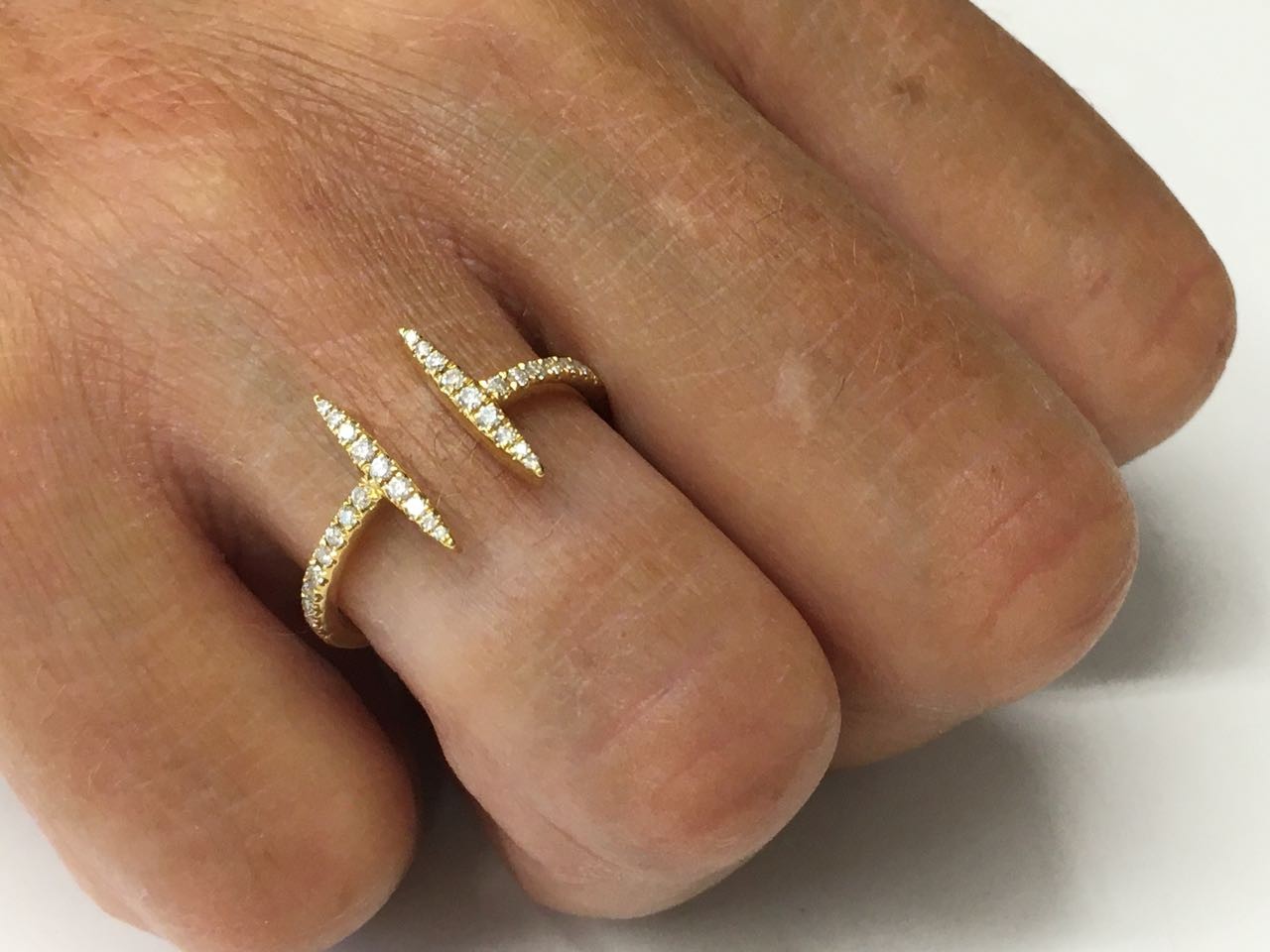 ANAMBE, anillo de oro amarillo con diamantes - Roman Joyero