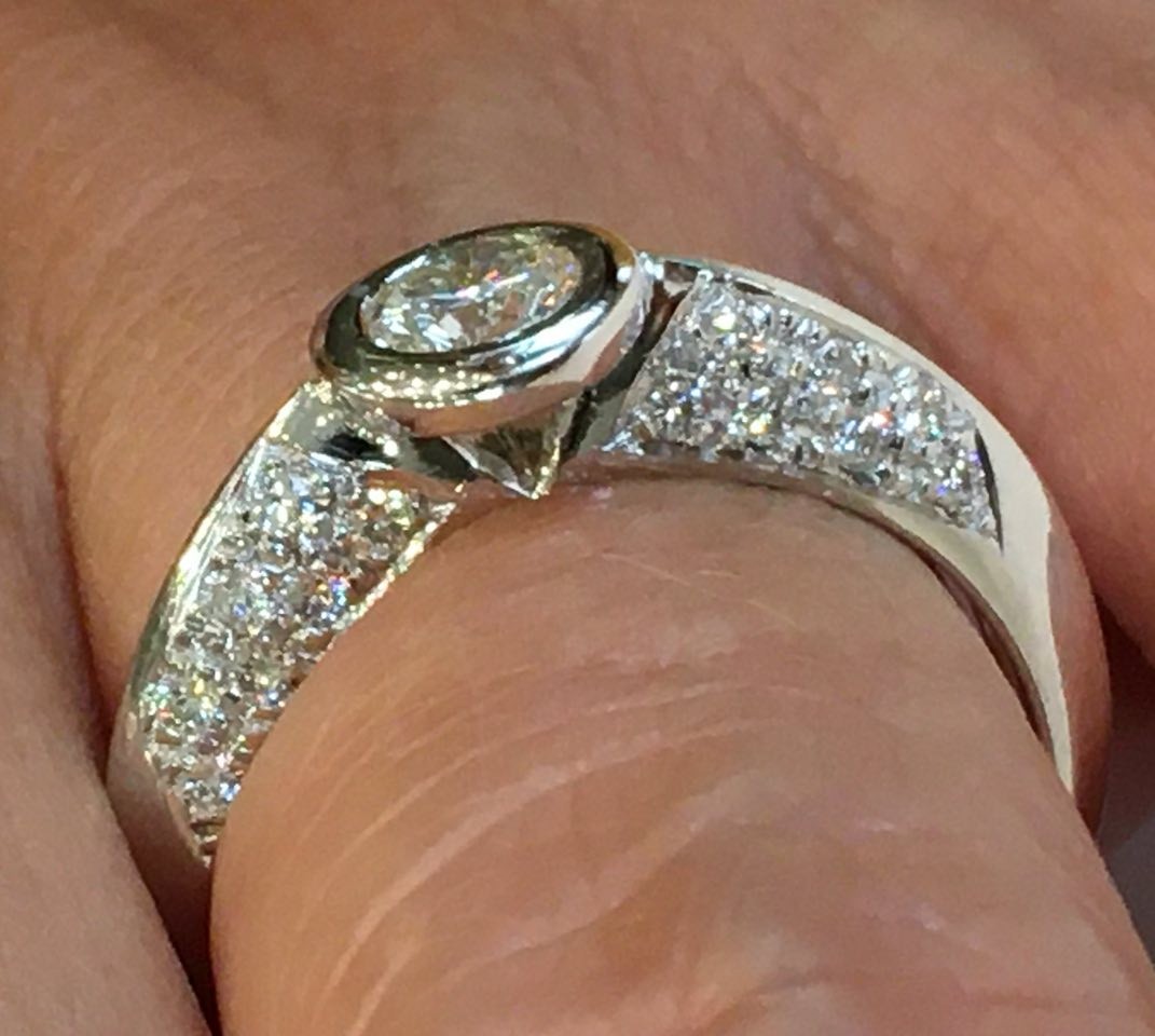 PAMPANEIRA, anillo solitario de oro blanco con diamantes - Roman Joyero