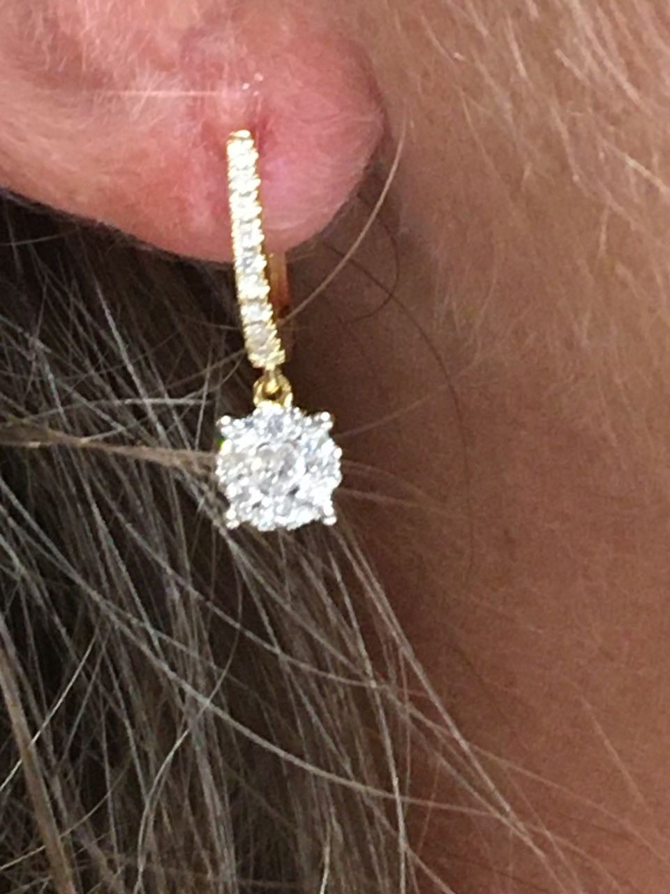 Pendientes de oro amarillo de media argolla con diamantes