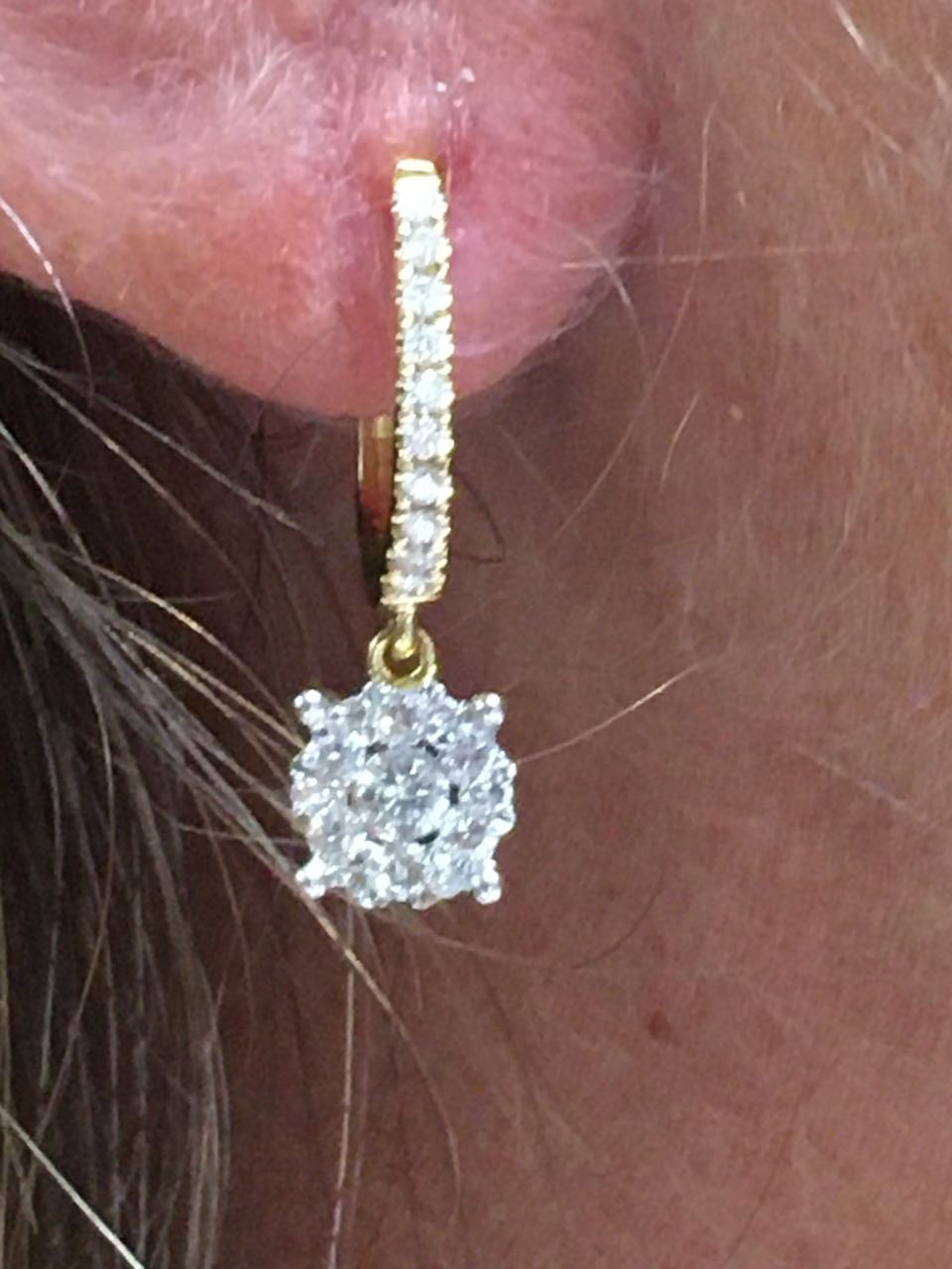 Pendientes de oro amarillo de media argolla con diamantes